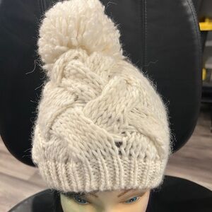 Stilestro made in Italy Cozy Cream Knit Pom-Pom Beanie